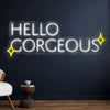 LED neon nápis 'Hello Gorgeous' - světelná dekorace na zeď