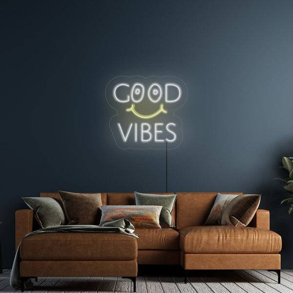 LED neon nápis 'Good vibes' - svítící cedule na zdi obývacího pokje