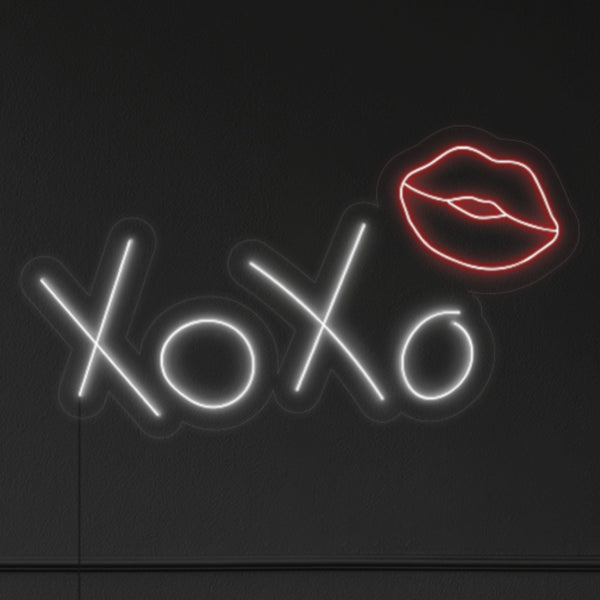 LED neonový nápis 'XOXO' and Kiss - světelná LED dekorace na zeď