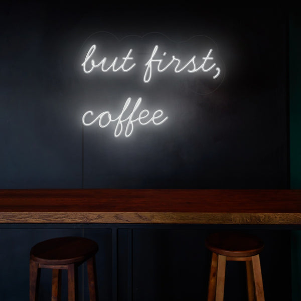 LED Neon 'But first coffee' nad stolem a židlemi. Pro všechny nadšence do kávy a kavárny