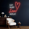 LED neonový nápis 'Eat sleep love a srdce repeat' na stěně obývacího pokoje- Život plný lásky