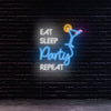 LED neon nápis - 'Eat sleep party repeat' na zdi baru - Pro život plný zábavy