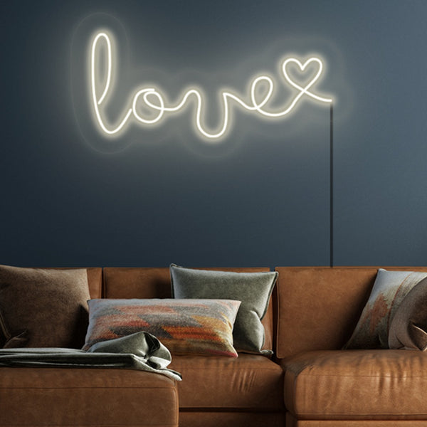 LED neonový nápis ' love' na stěně obývacího pokoje