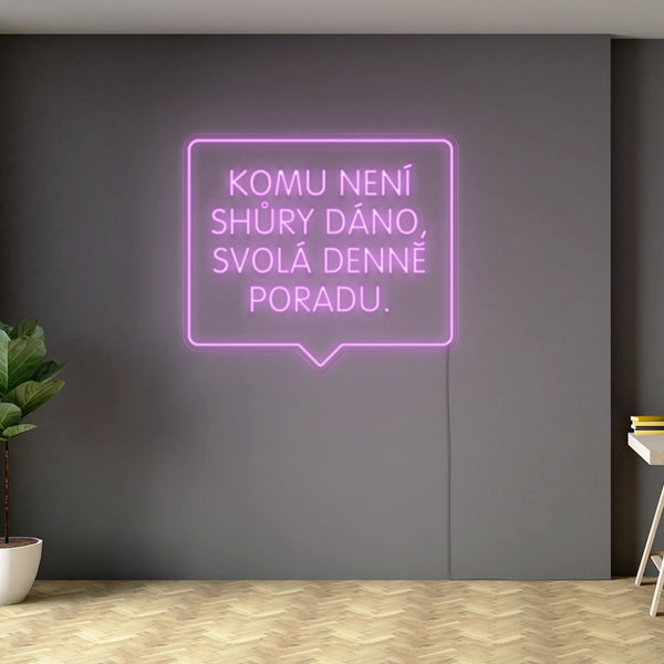 LED Neon nápis - Motivace 'Komu není shůry dáno, svolá denně poradu.' Růžový motivační nápis na zeď zasedačky