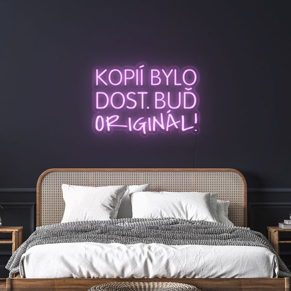 LED Neon nápis - Motivace 'Kopií bylo dost' - fialový motivační nápis na zeď pokoje 