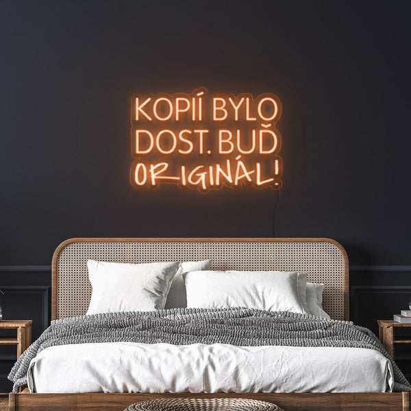 LED Neon nápis - Motivace 'Kopií bylo dost' - oranžový motivační nápis na zeď pokoje 