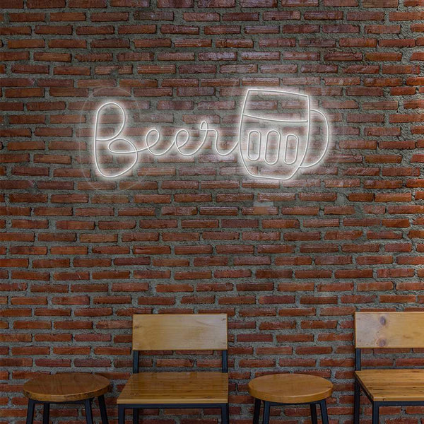 Led neon nápis 'craft beer mug' na stěně hospody, pivnice nebo pivovaru