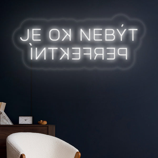 LED Neon 'Je OK nebýt perfektní' na zdi pokoje - inspirativní a povzbuzující nápis