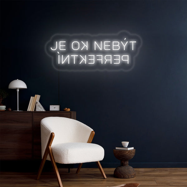 LED Neon 'Je OK nebýt perfektní' na zdi pokoje - inspirativní a povzbuzující nápis na zdi obývacího pokoje