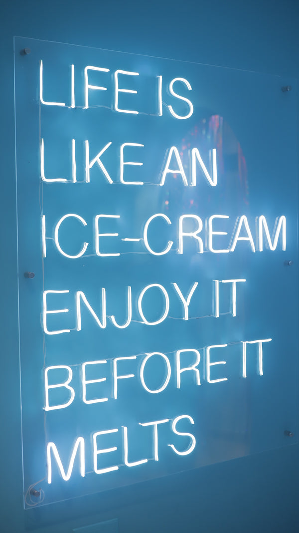 LED neonový nápis 'Life is like ice-cream. Enjoy it before it melts.'